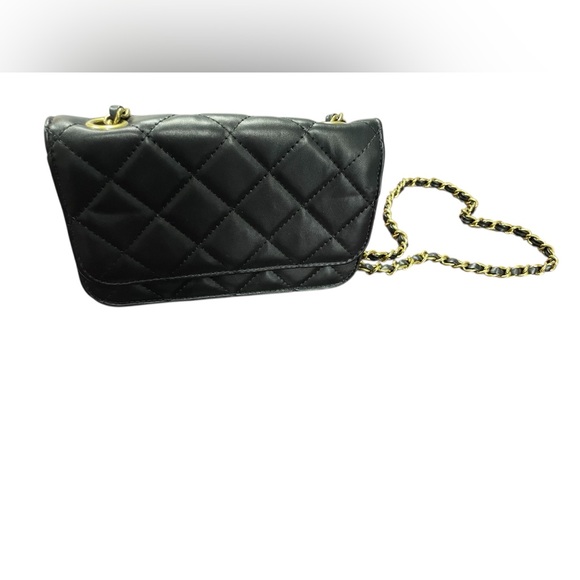 Chic Black Quilted Crossbody Bag with Chain Strap - Picture 1 of 4